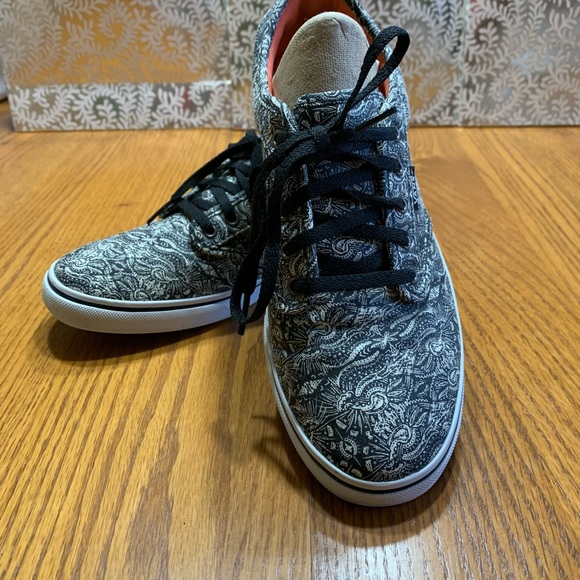 Ladies lace up Vans in size 8. - Picture 1 of 9